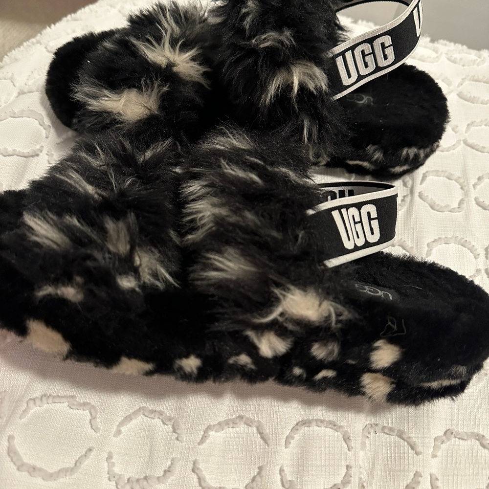 Ugg slippers black